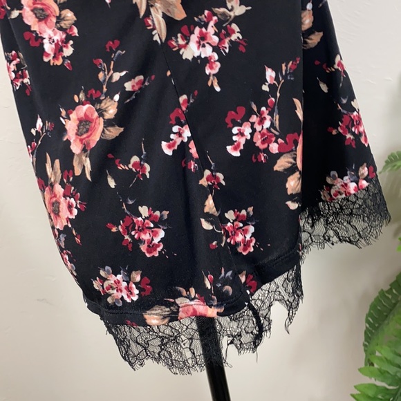 White House Black Market Floral & Lace Eyelash Blouse - Picture 10 of 14